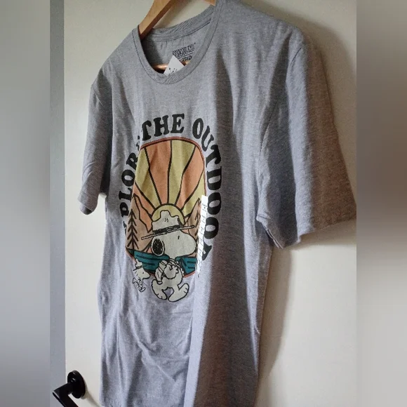 NWT Gray Snoopy Peanuts T-Shirt Explore The Outdoors Size Medium - Picture 3 of 6
